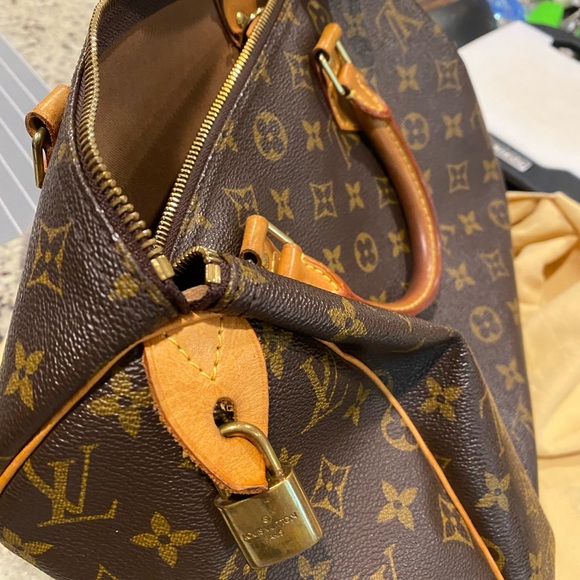 Speedy 30 authentic, comes w/ the dust bag and key 🔐, 💯 authentic ! - Picture 4 of 13